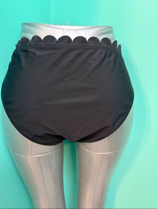 Cupshe Black One-Shoulder Scalloped Bikini Set - Picture 8 of 10